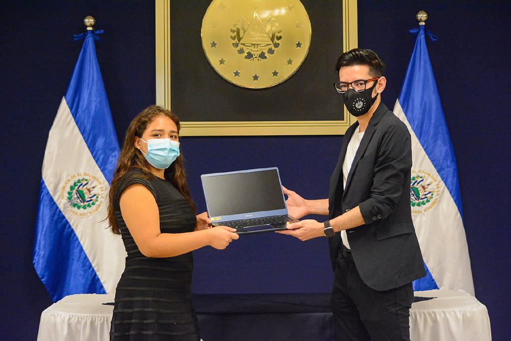 Gobierno entrega beca y laptop a joven que pidió apoyo por Twitter para continuar sus estudios gobierno-entrega-beca-y-laptop-a-joven-que-pidio-apoyo-por-twitter-para-continuar-sus-estudios